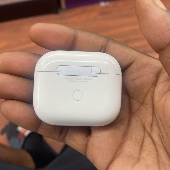 White apple air pods - Picture 2 of 4